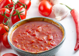 het rod tomat och chilisas med färska tomater chili och vitlok