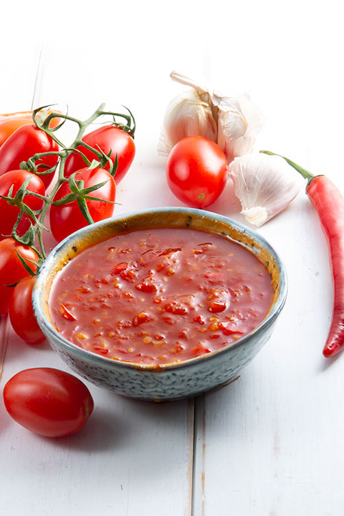 het rod tomat och chilisas med färska tomater chili och vitlok