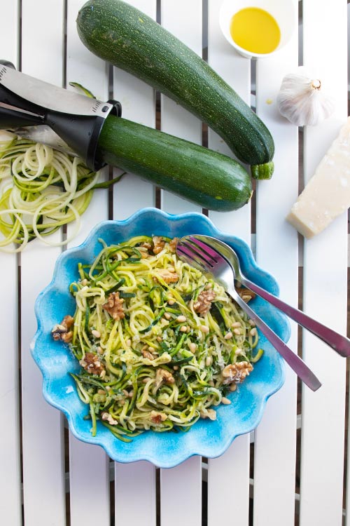 Zucchinispaghetti med vitlök, nötter och parmesan - Hebe Frukt & Grönt